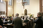 Innenansicht der Kapelle mit Besuchern