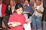 Eine kleine Besucherin, der es schmeckt