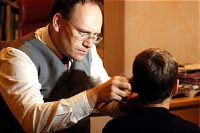 Franziskussprechstunde - Dr. Achim Kürten hilft mit Akupunktur allergiekranken und infektanfälligen Kindern Foto: Augen-Blick