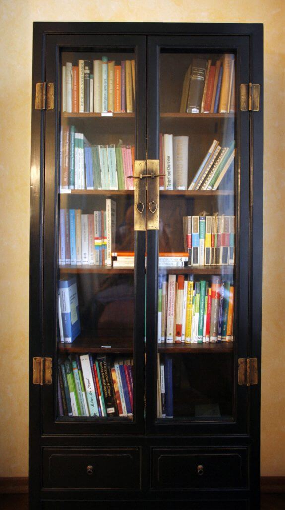 Bibliothek des Zentrums (Buchregal Zimmer 8)